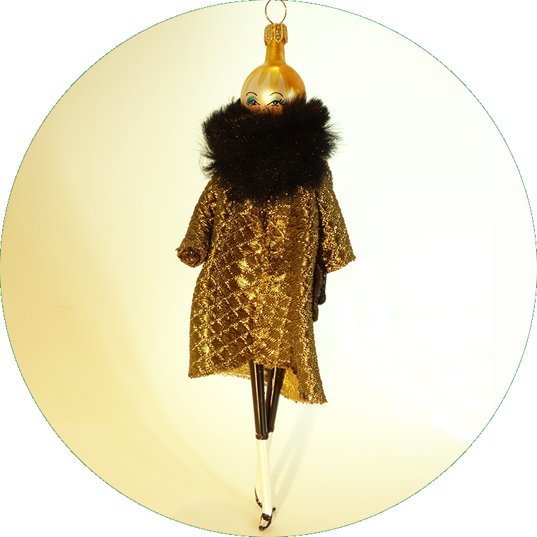 Dame im bronzefarbenen Mantel, DO7497M